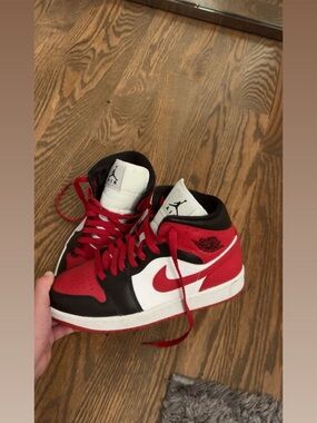 Air Jordan Women’s Mid “Bred Toe”